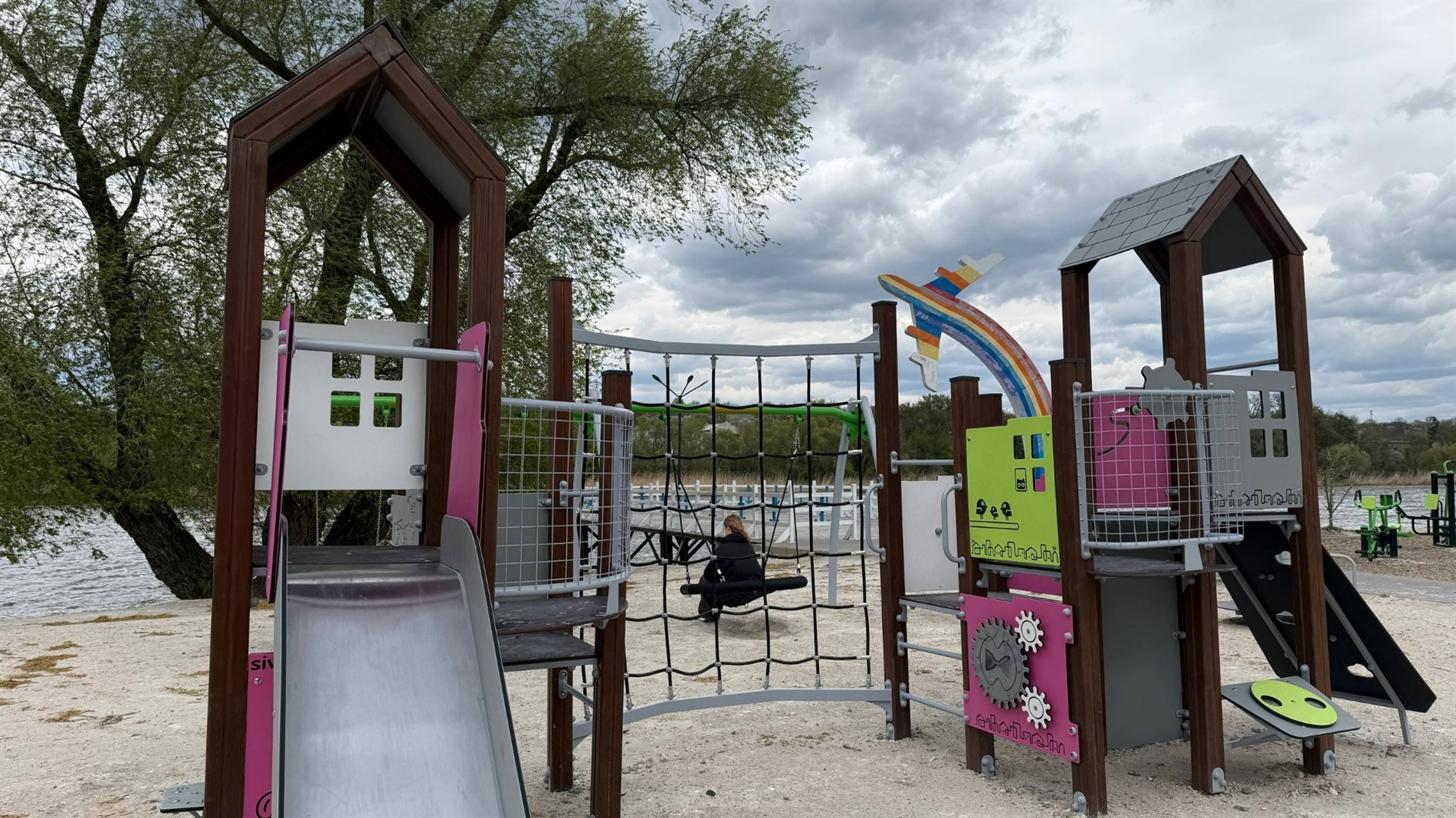 Чи витримають дитячі гойдалки підлітків: ситуація в Первомайську