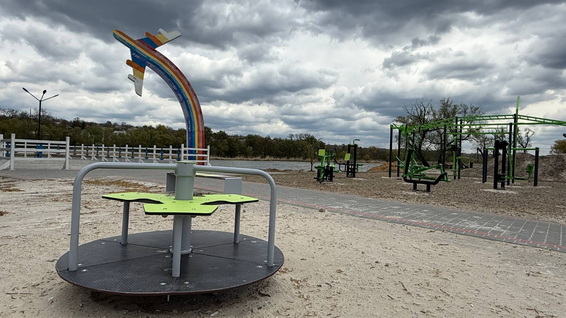 Чи витримають дитячі гойдалки підлітків: ситуація в Первомайську