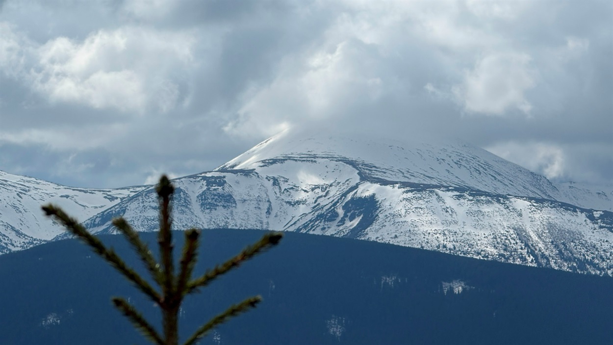 За Говерлу зачепилися хмари