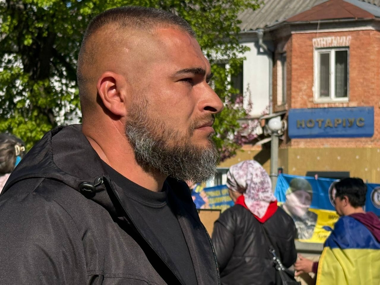 У Первомайську пройшла акція «Не мовчи. Полон вбиває!» Звільнені з полону, капелан та ті, хто очікує