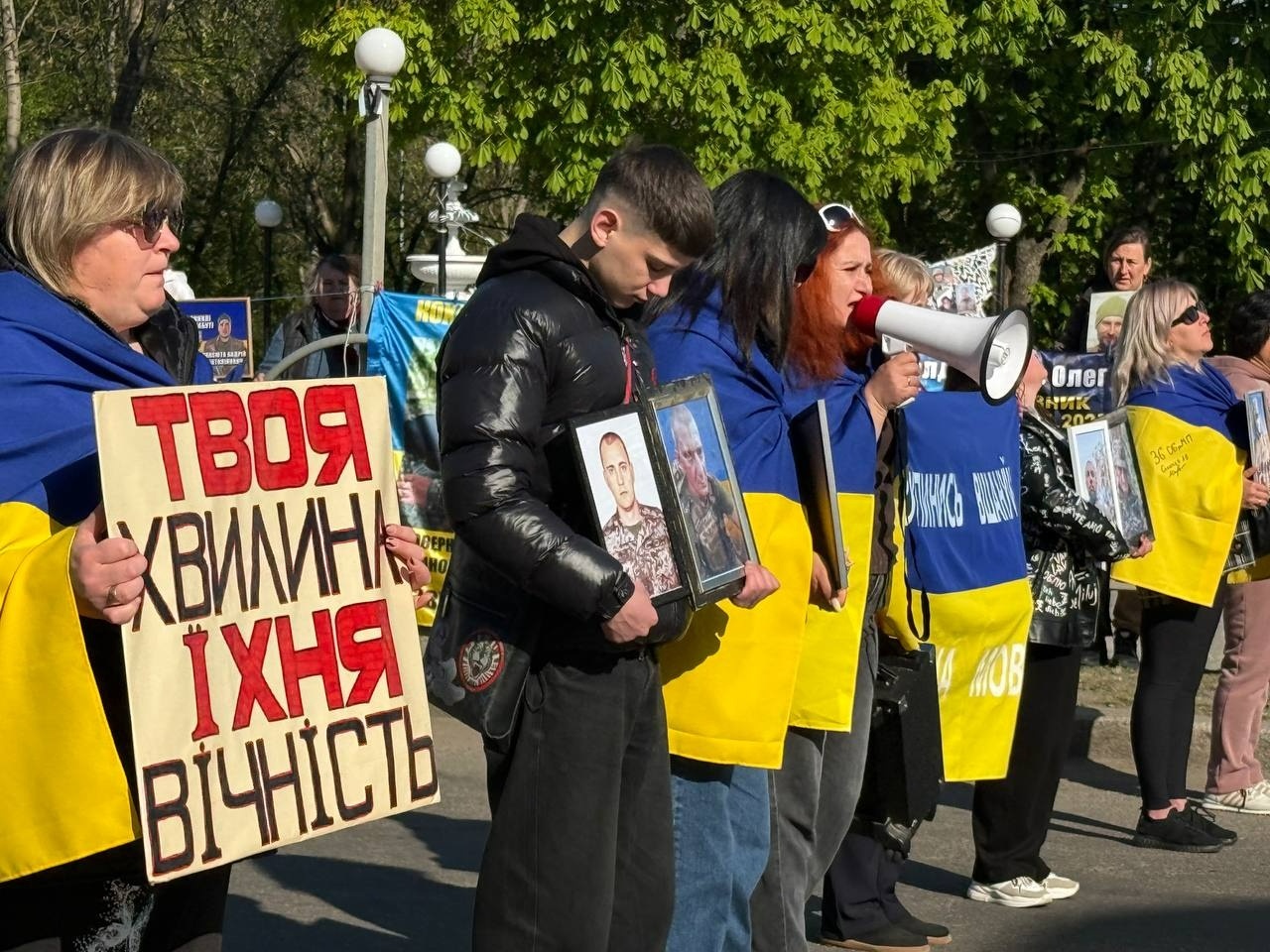 У Первомайську пройшла акція «Не мовчи. Полон вбиває!» Звільнені з полону, капелан та ті, хто очікує