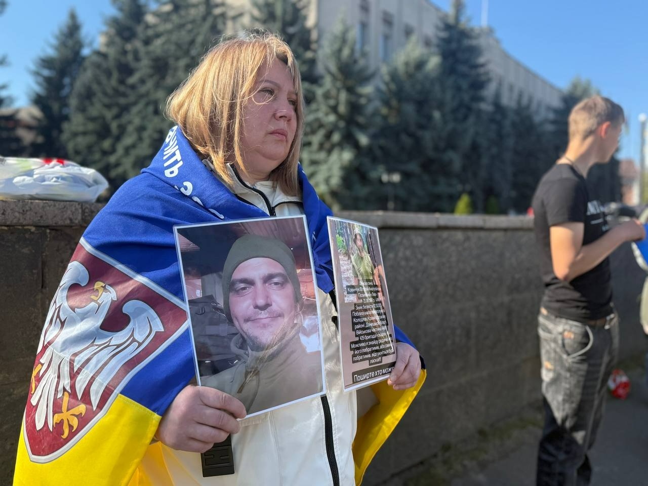 У Первомайську пройшла акція «Не мовчи. Полон вбиває!» Звільнені з полону, капелан та ті, хто очікує