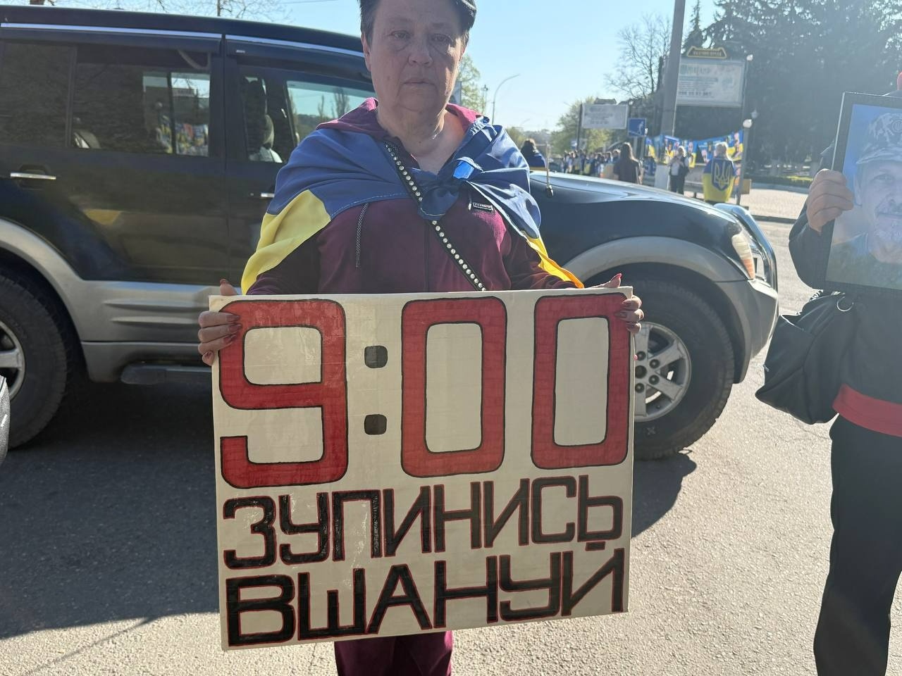 У Первомайську пройшла акція «Не мовчи. Полон вбиває!» Звільнені з полону, капелан та ті, хто очікує