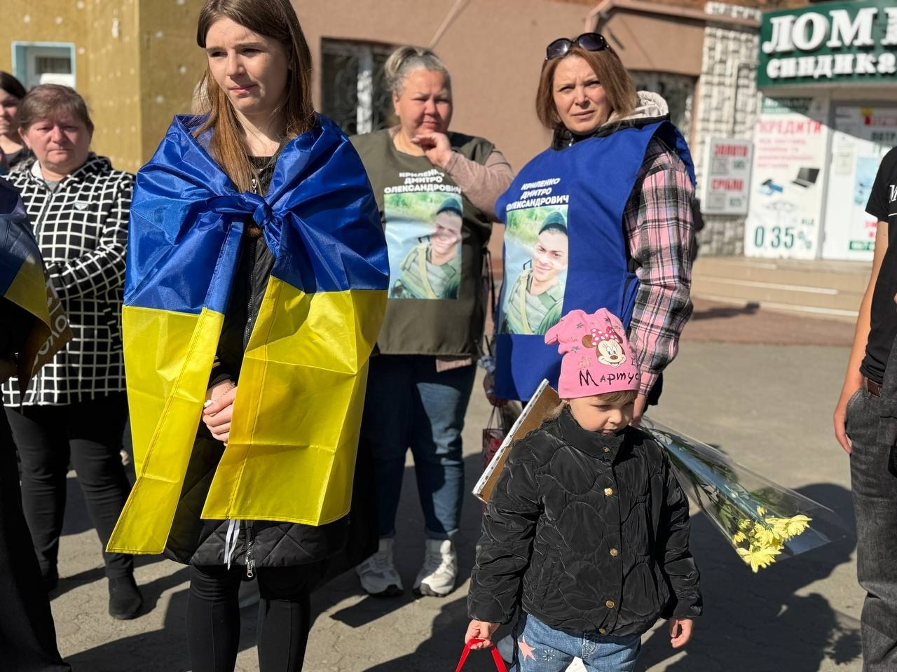 У Первомайську пройшла акція «Не мовчи. Полон вбиває!» Звільнені з полону, капелан та ті, хто очікує