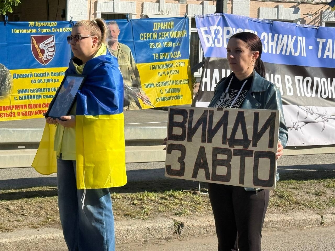 У Первомайську пройшла акція «Не мовчи. Полон вбиває!» Звільнені з полону, капелан та ті, хто очікує