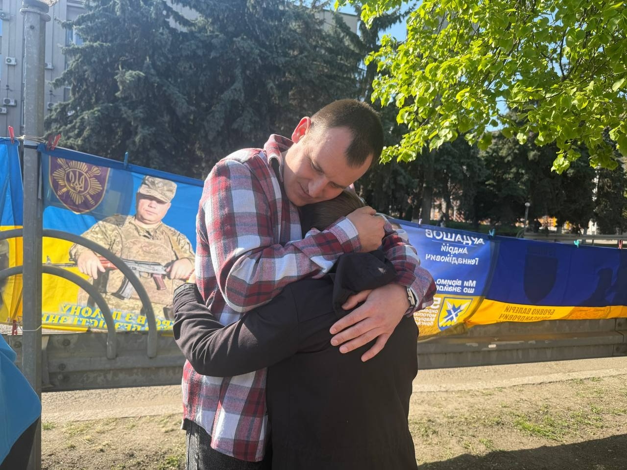 У Первомайську пройшла акція «Не мовчи. Полон вбиває!» Звільнені з полону, капелан та ті, хто очікує