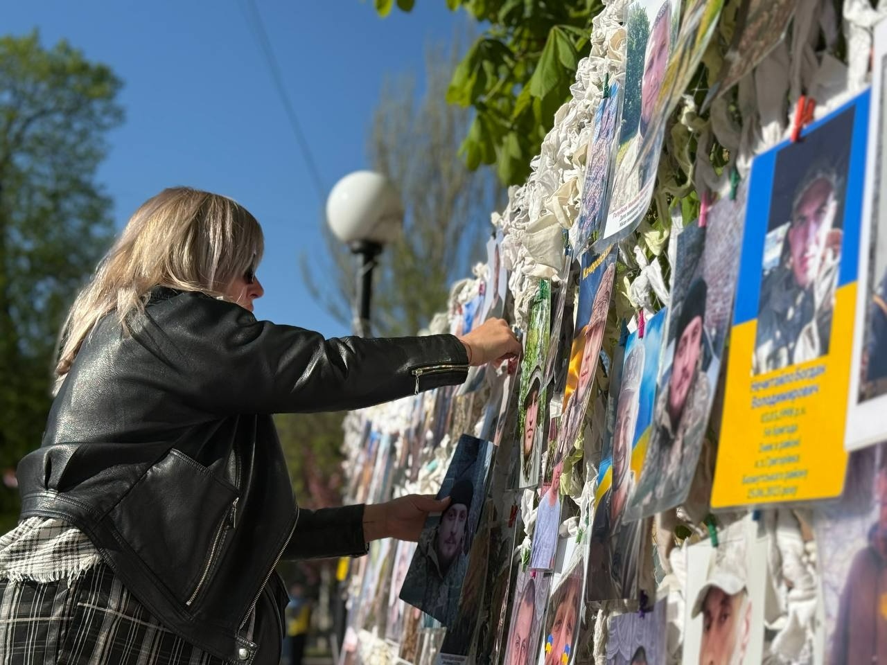 У Первомайську пройшла акція «Не мовчи. Полон вбиває!» Звільнені з полону, капелан та ті, хто очікує