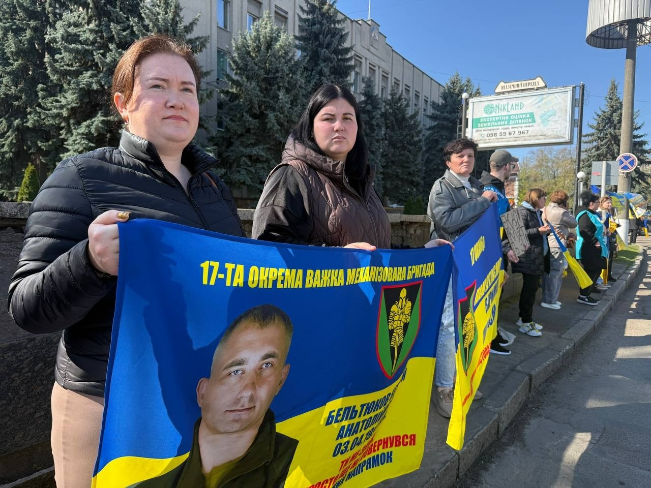 У Первомайську пройшла акція «Не мовчи. Полон вбиває!» Звільнені з полону, капелан та ті, хто очікує