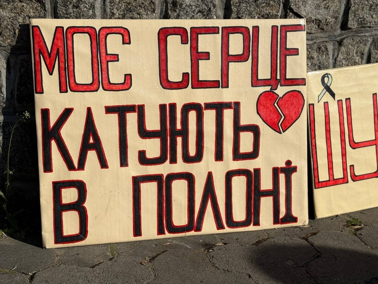 У Первомайську пройшла акція «Не мовчи. Полон вбиває!» Звільнені з полону, капелан та ті, хто очікує