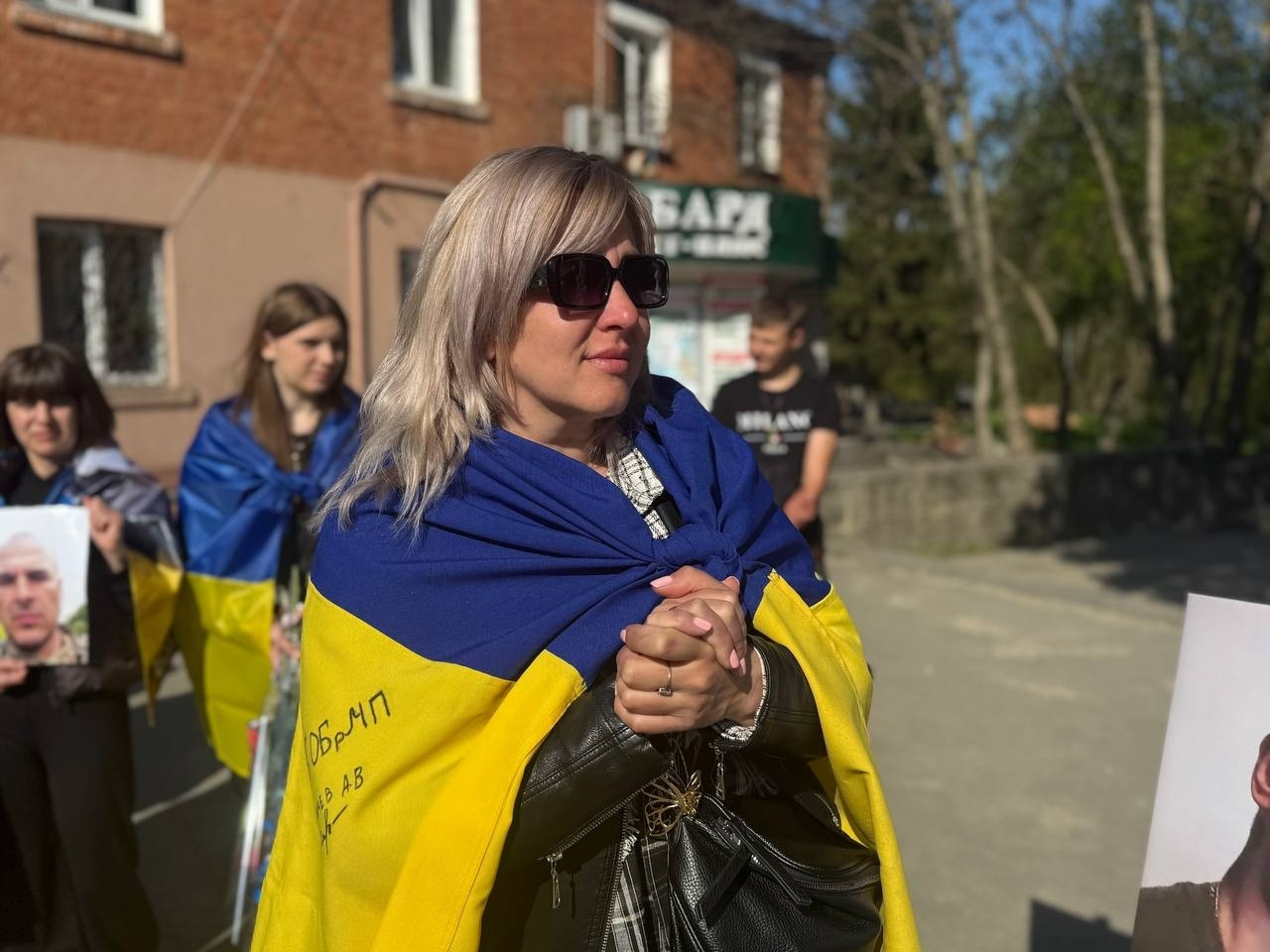 У Первомайську пройшла акція «Не мовчи. Полон вбиває!» Звільнені з полону, капелан та ті, хто очікує