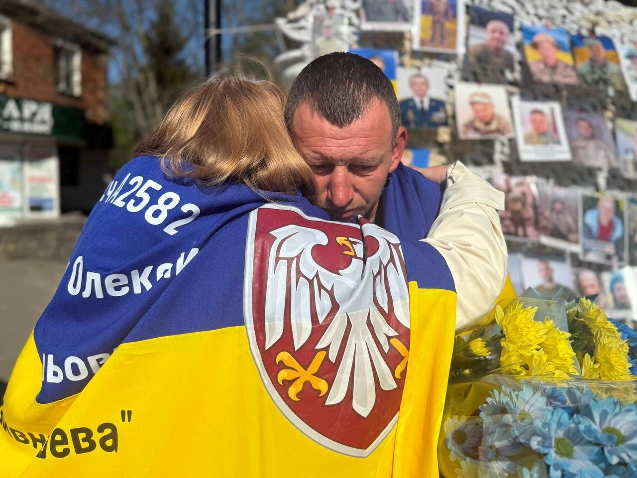 У Первомайську пройшла акція «Не мовчи. Полон вбиває!» Звільнені з полону, капелан та ті, хто очікує