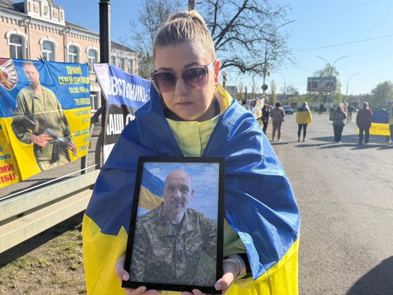 У Первомайську пройшла акція «Не мовчи. Полон вбиває!» Звільнені з полону, капелан та ті, хто очікує