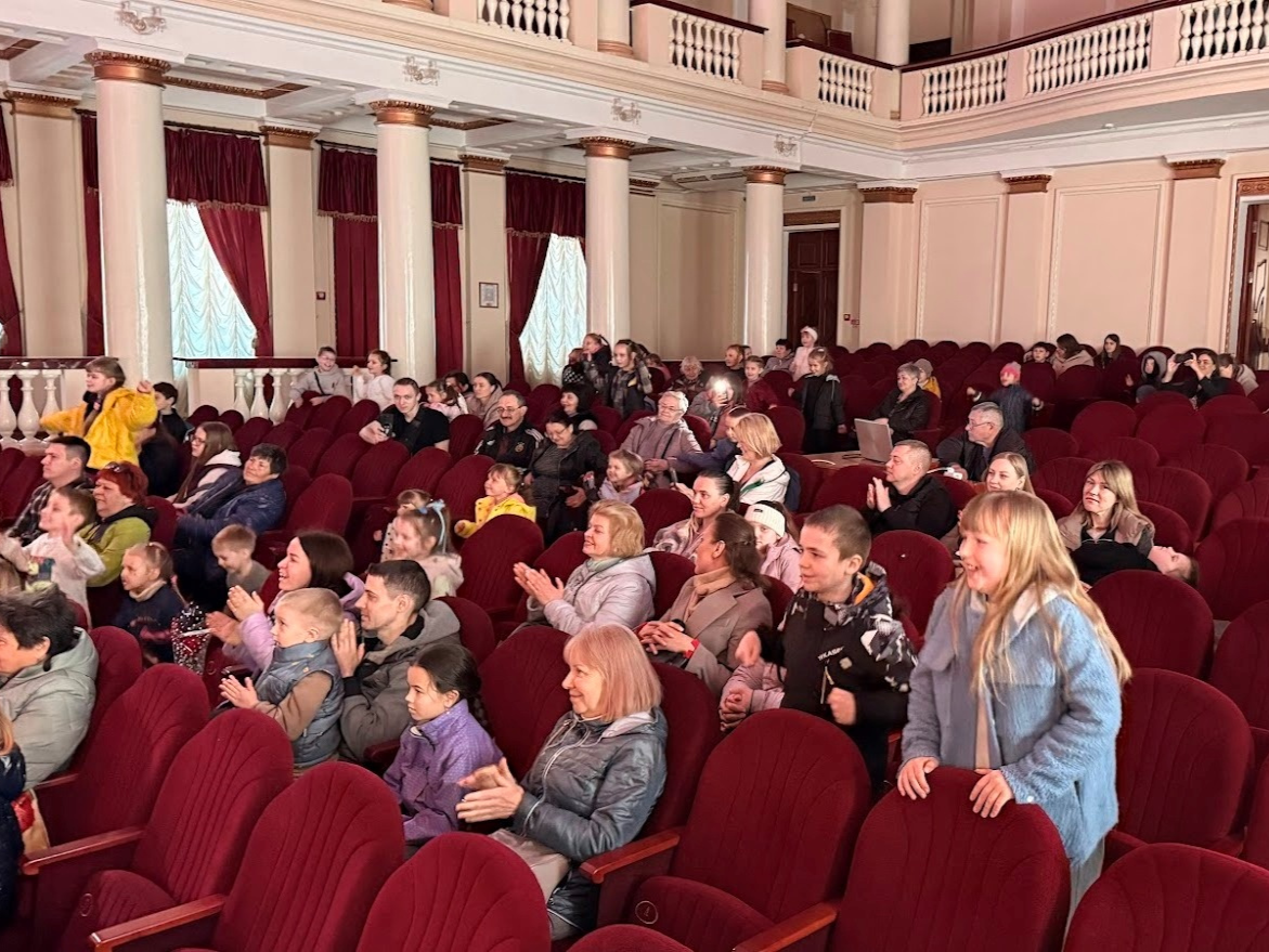 Народний театр юного глядача «Лицедії» подарував юним первомайцям казку