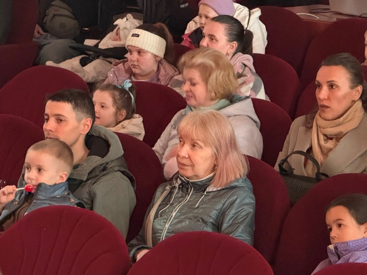 Народний театр юного глядача «Лицедії» подарував юним первомайцям казку