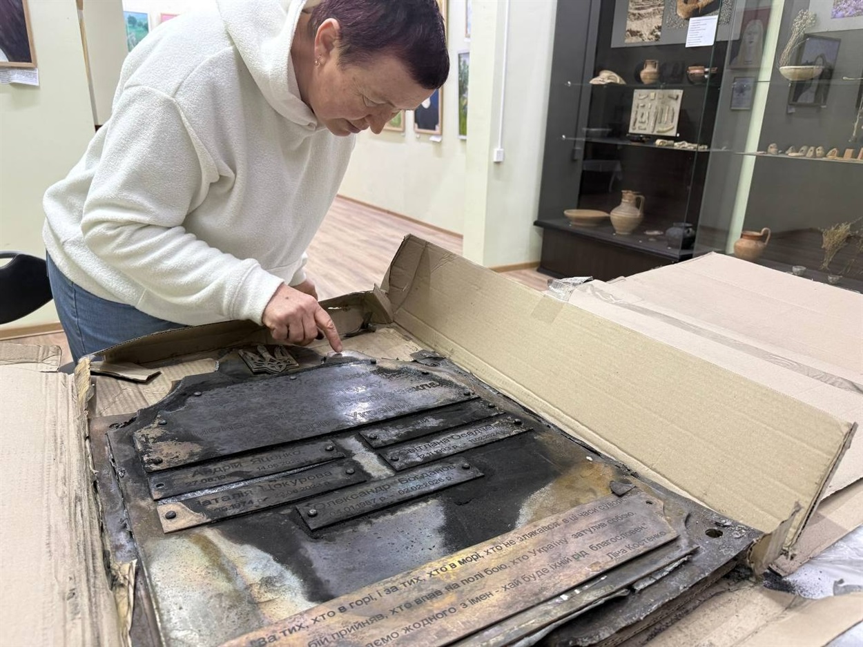 Олена Красіна працює над підготовкою експонату майбутньої експозиції