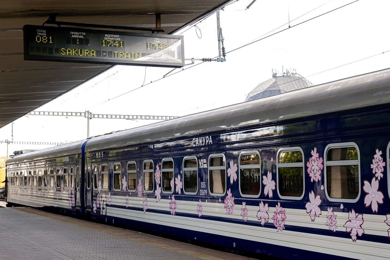 Вагони флагмана прикрашені квітками сакури