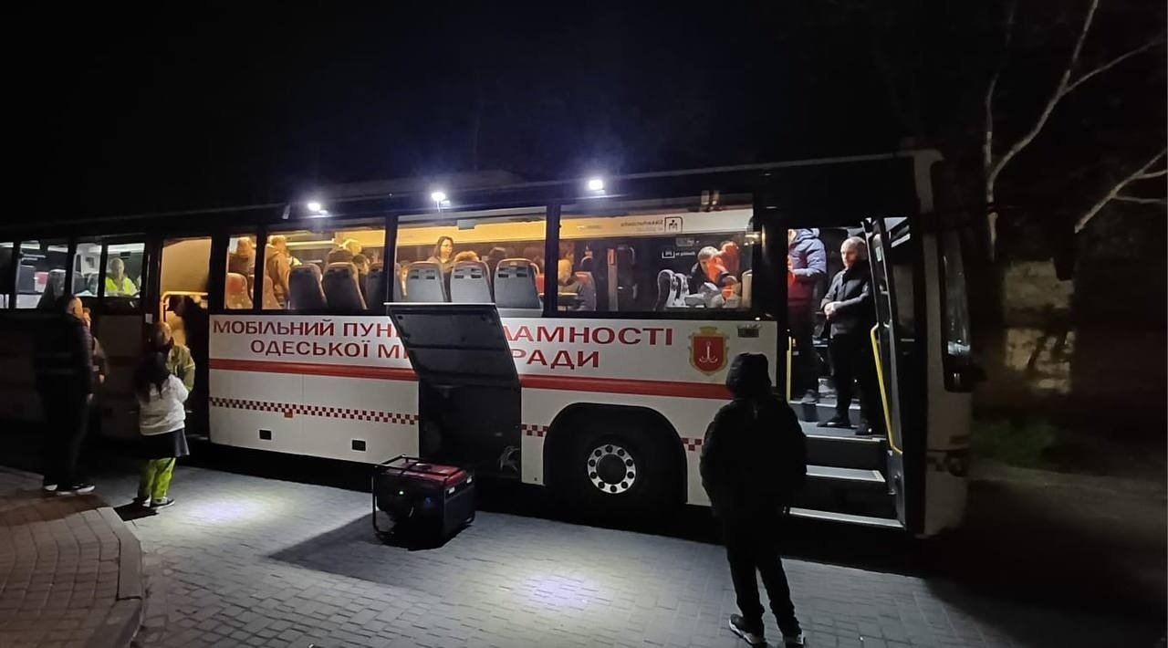 Ворог знову атакував Одесу: пожежі у багатоповерхівках, є постраждалі