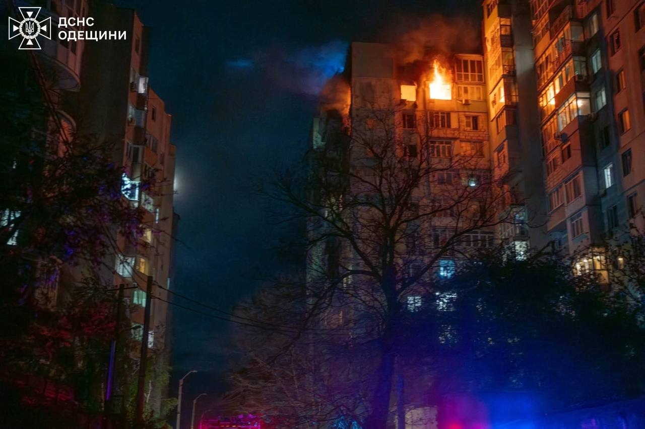 Ворог знову атакував Одесу: пожежі у багатоповерхівках, є постраждалі