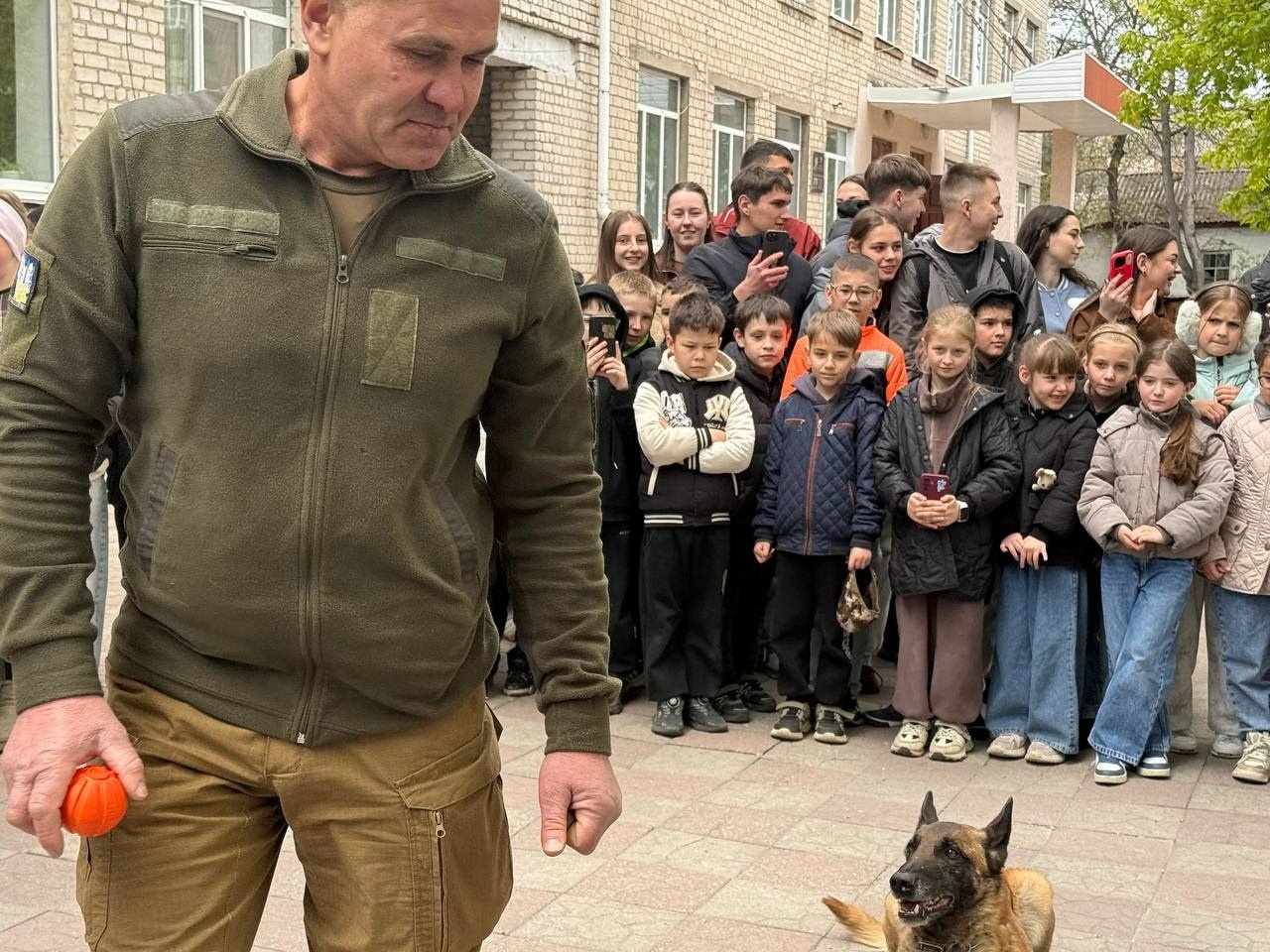 Військові, діти і Оскар: первомайська школа передала кошти на потреби Сил оборони. Фоторепортаж