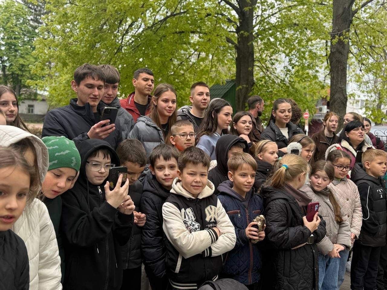 Військові, діти і Оскар: первомайська школа передала кошти на потреби Сил оборони. Фоторепортаж