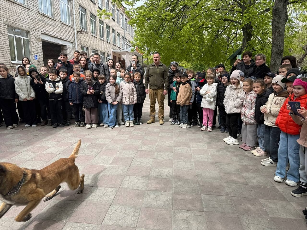Військові, діти і Оскар: первомайська школа передала кошти на потреби Сил оборони. Фоторепортаж