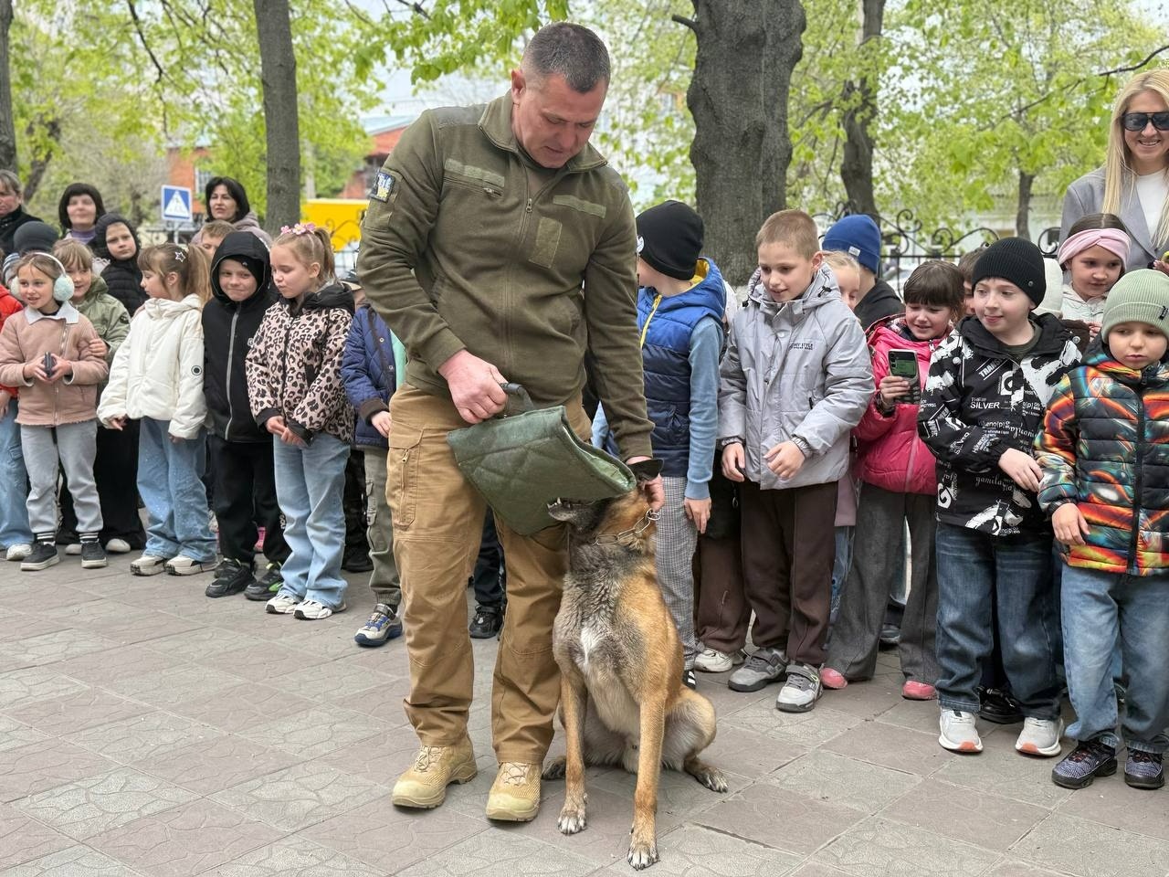 Військові, діти і Оскар: первомайська школа передала кошти на потреби Сил оборони. Фоторепортаж