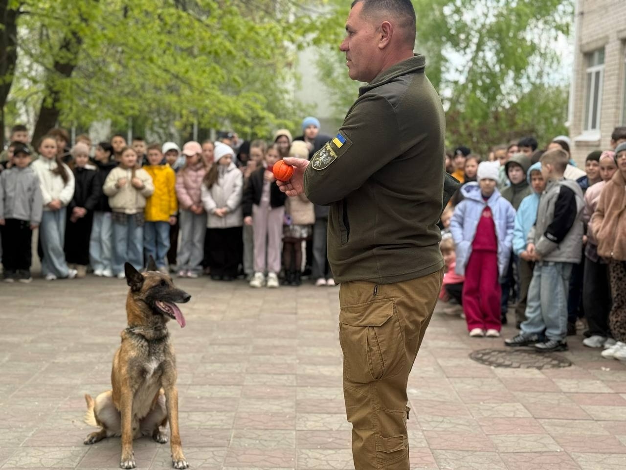 Військові, діти і Оскар: первомайська школа передала кошти на потреби Сил оборони. Фоторепортаж