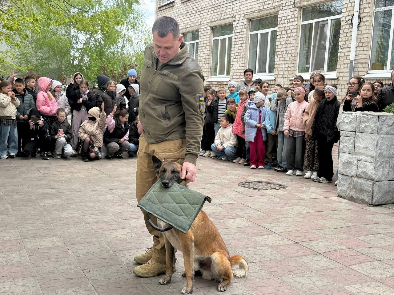 Військові, діти і Оскар: первомайська школа передала кошти на потреби Сил оборони. Фоторепортаж