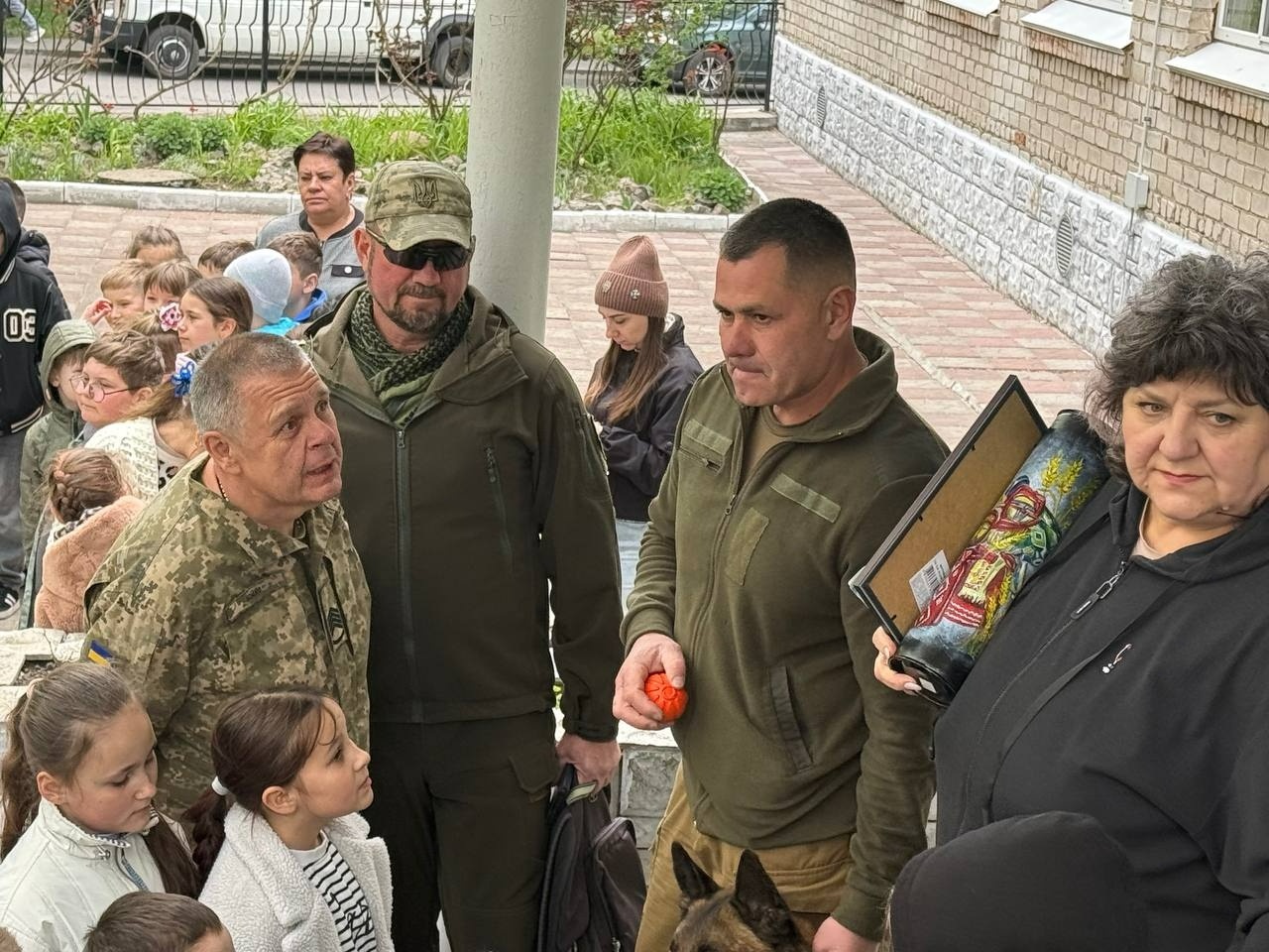 Військові, діти і Оскар: первомайська школа передала кошти на потреби Сил оборони. Фоторепортаж