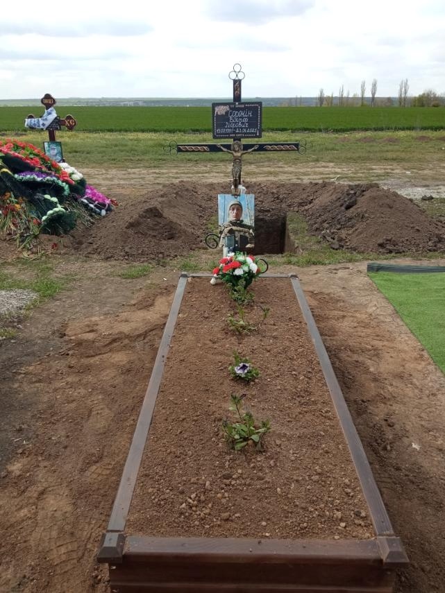«Хто про них згадає, як не ми?»: як родини загиблих захисників дбають про могили воїнів-сиріт