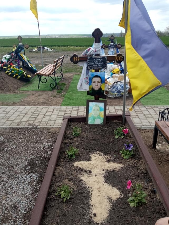 «Хто про них згадає, як не ми?»: як родини загиблих захисників дбають про могили воїнів-сиріт