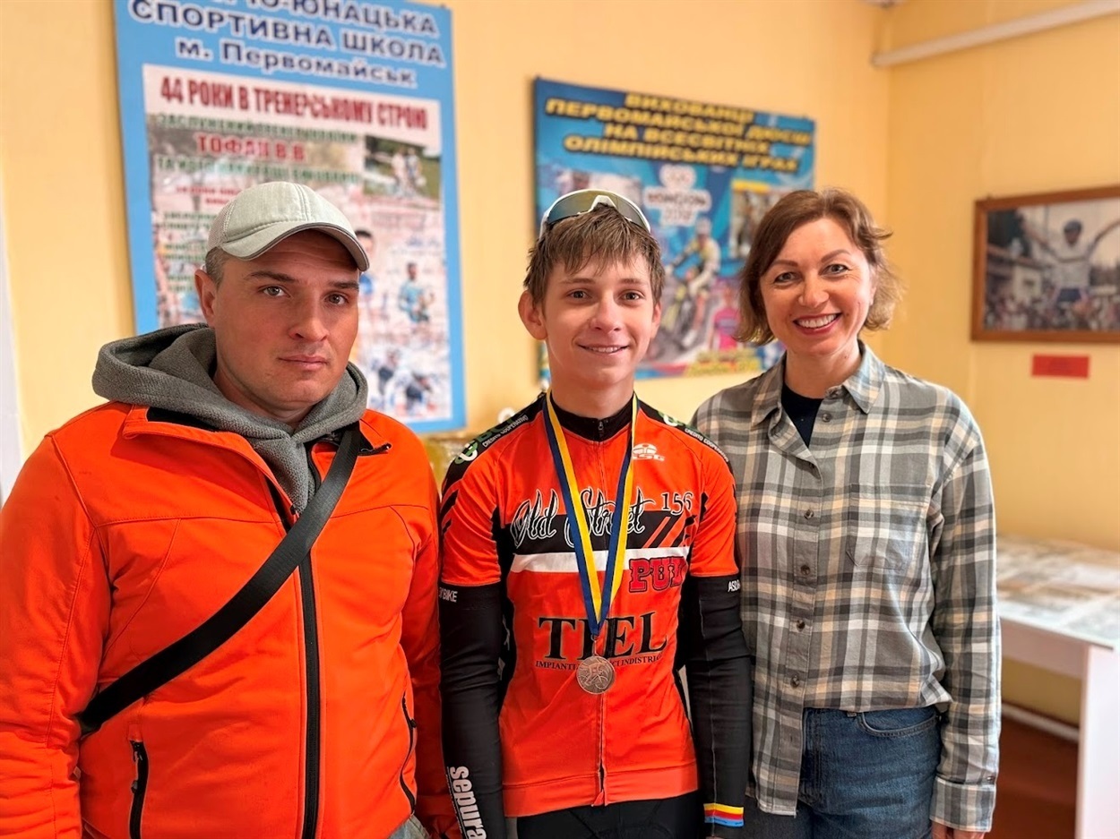 бронзовий призер чемпіонату України Артем Токар разом із тренерами відділення велоспорту Первомайської ДЮСШ