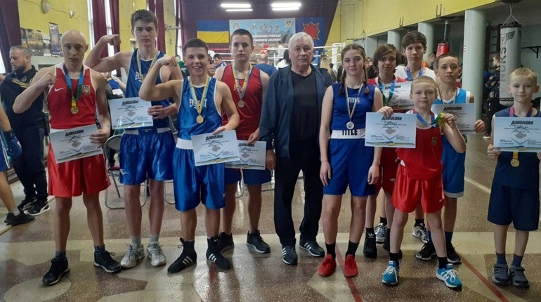 тренер-викладач відділення боксу Юрій Нерубальщук з вихованцями, призерами та переможцями змагань