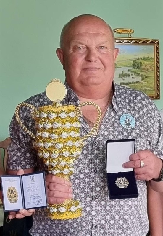 тренер-викладач відділення футболу Іван Мілько з нагородою Української Асоціації футболу