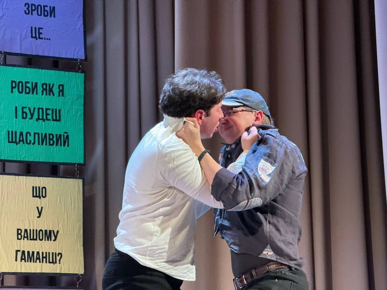 «Це не класичний спектакль»: у Первомайську театрали дві години тримали залу в напрузі
