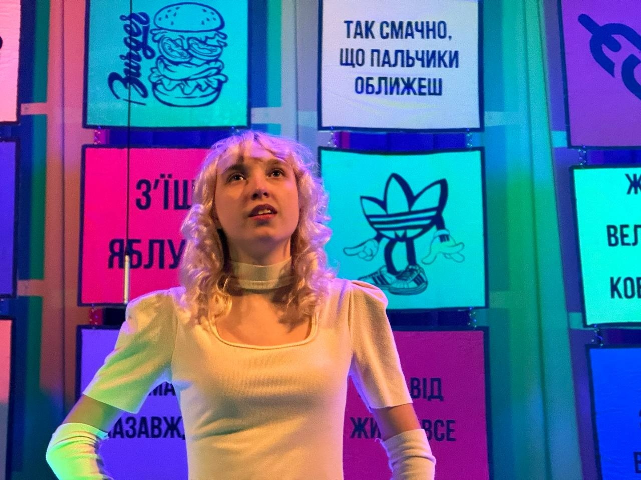 «Це не класичний спектакль»: у Первомайську театрали дві години тримали залу в напрузі