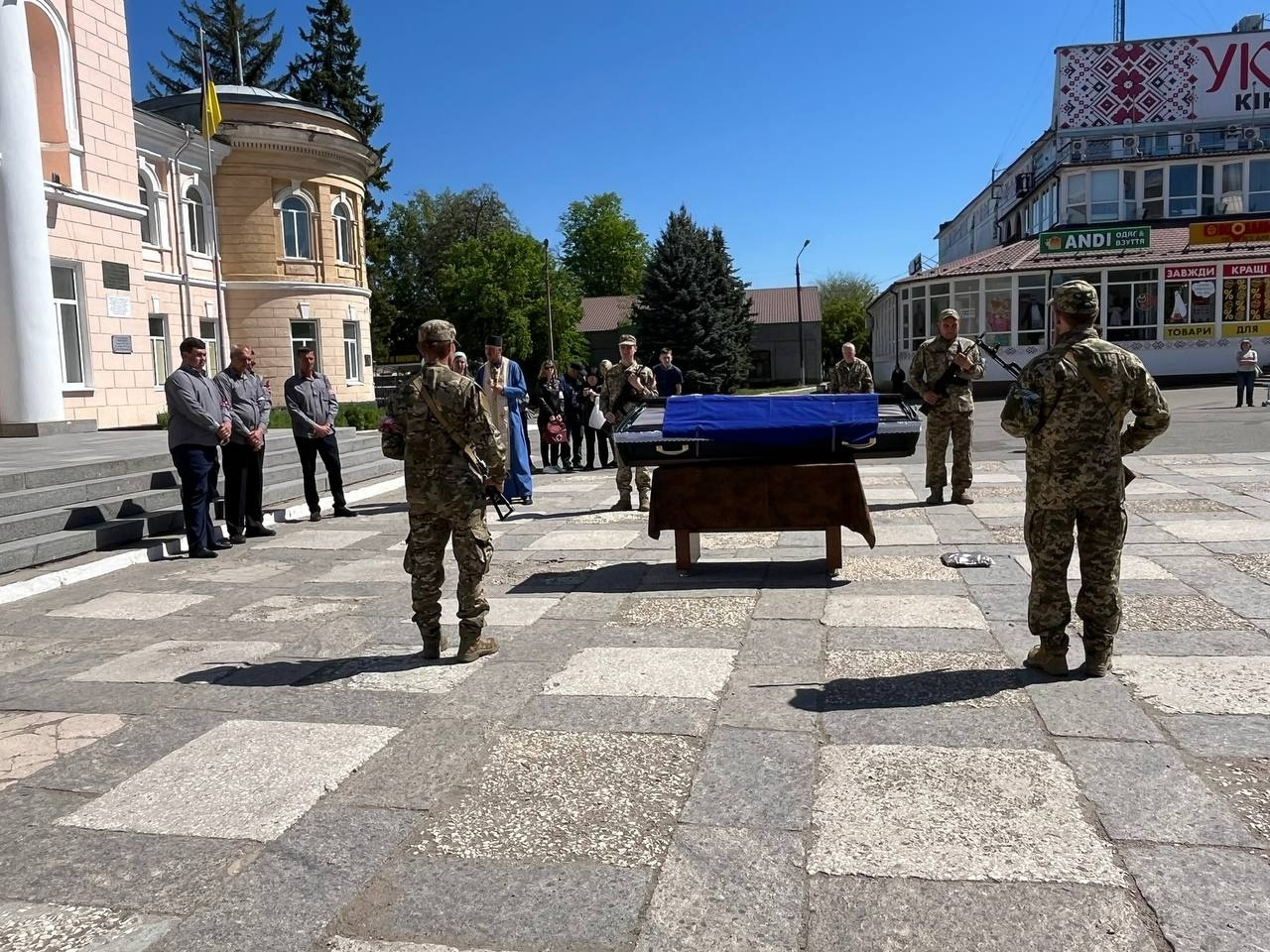 Первомайська громада попрощалася із захисником Андрієм Клименком