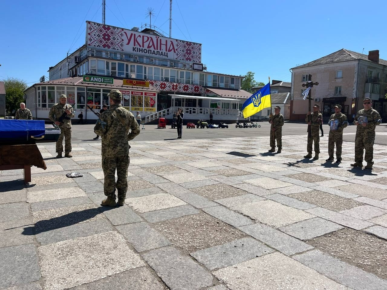 Первомайська громада попрощалася із захисником Андрієм Клименком