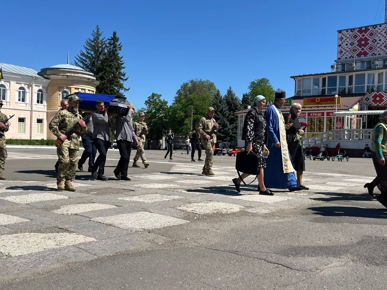 Первомайська громада попрощалася із захисником Андрієм Клименком