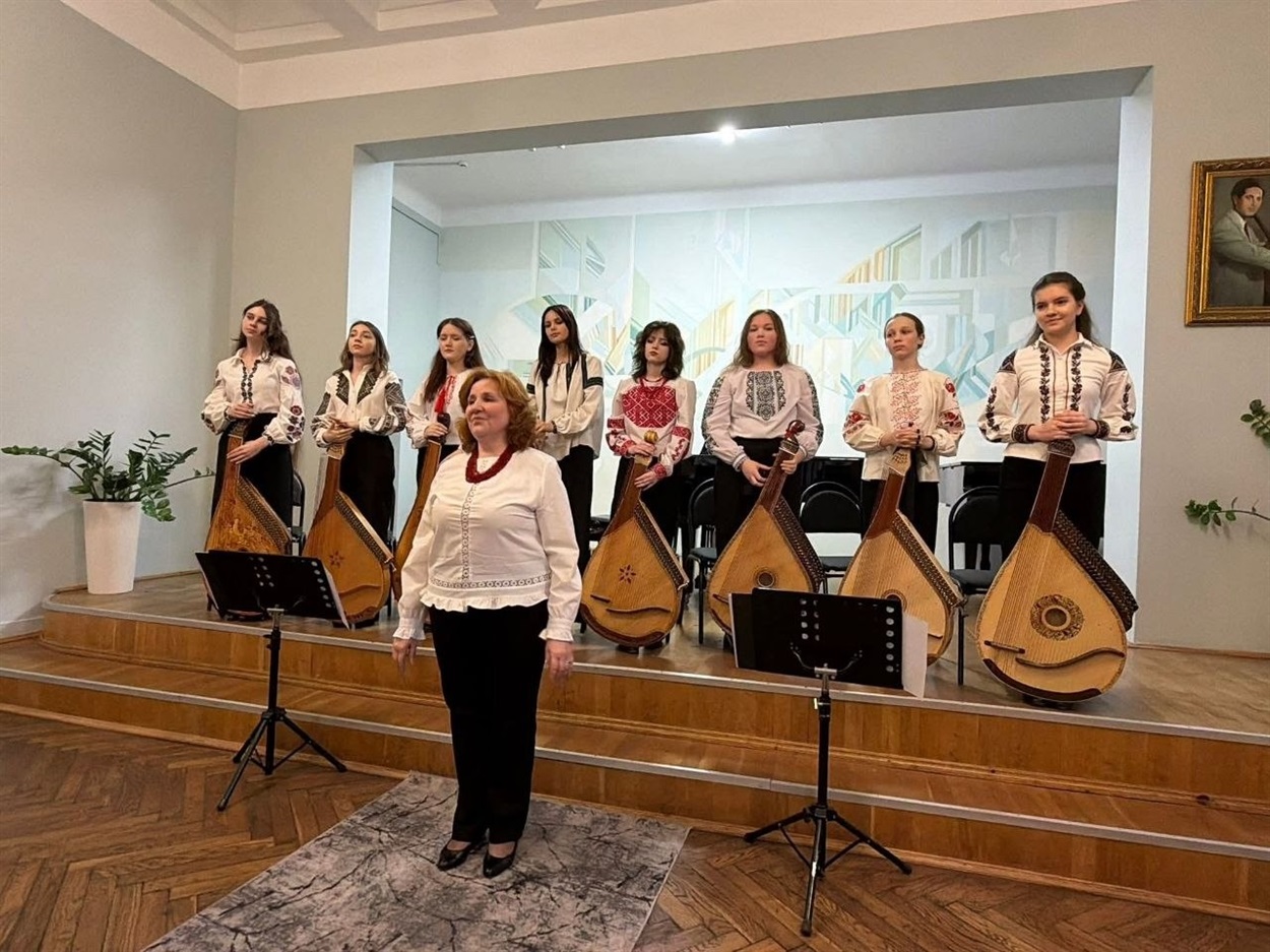 Ольга Семененко перша праворуч