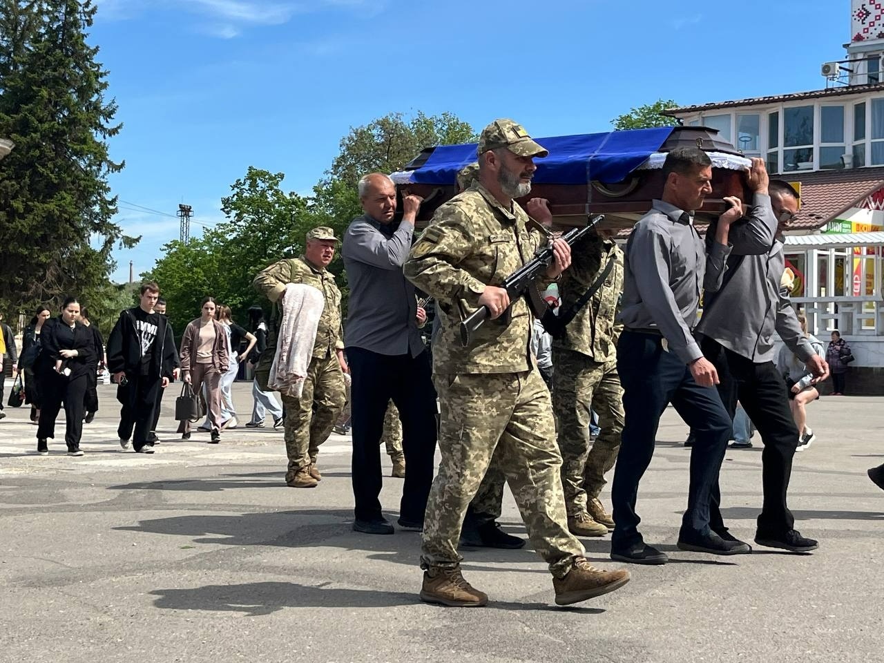 Первомайськ попрощався із сапером Андрієм Вороніним