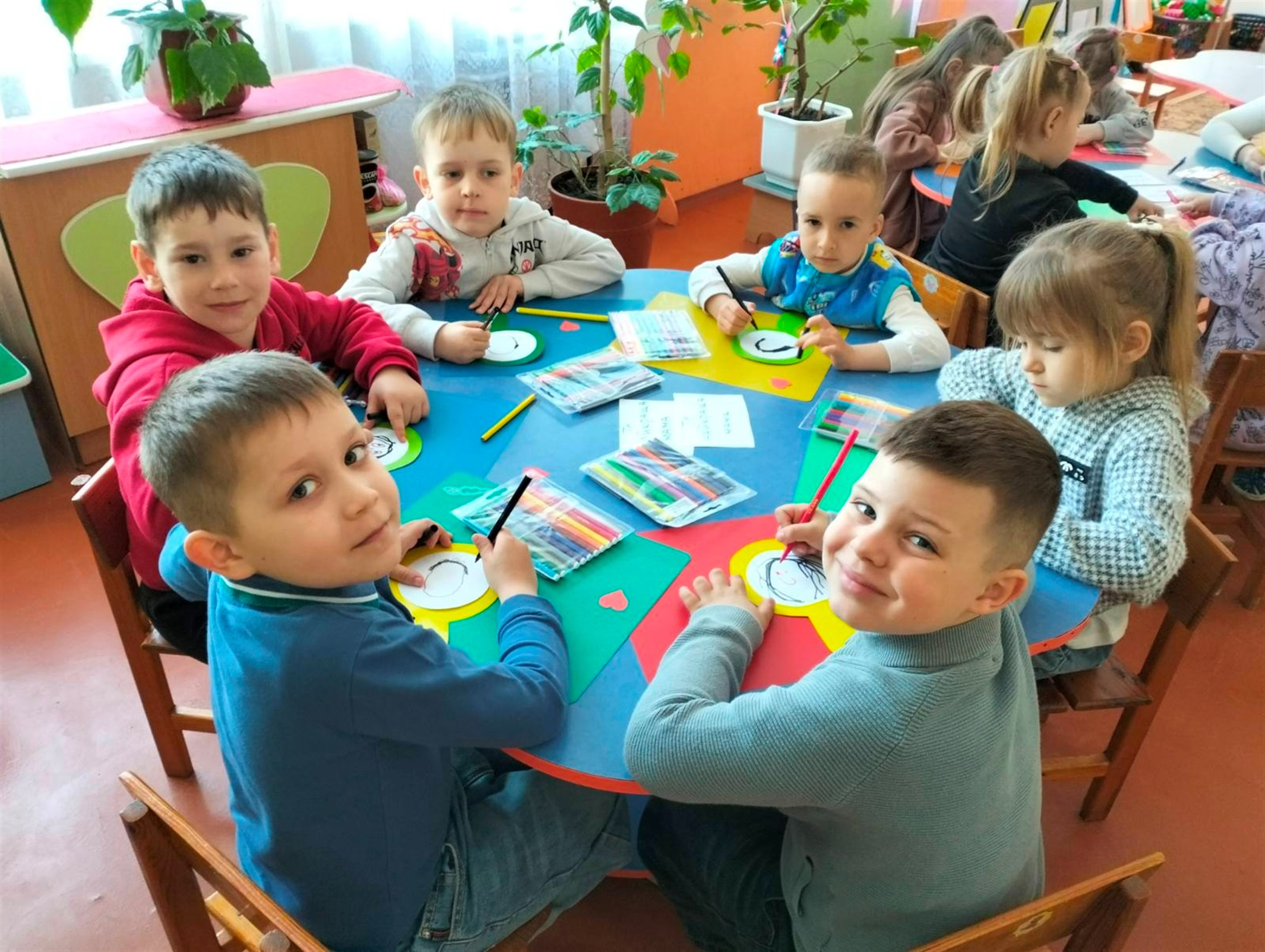У первомайській «Ластівці» до Дня матері створили виставку портретів і записали відеопривітання