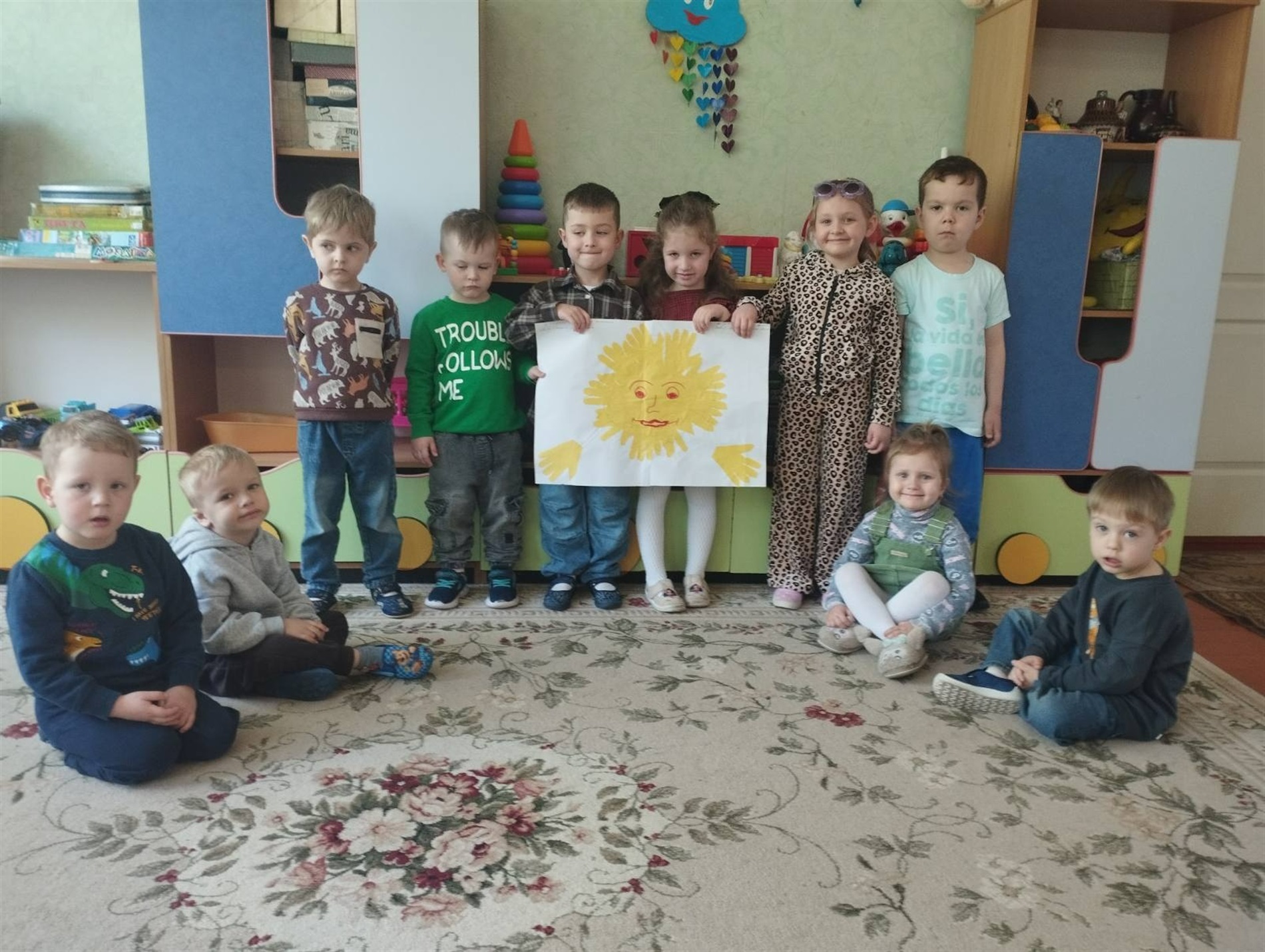 У первомайській «Ластівці» до Дня матері створили виставку портретів і записали відеопривітання
