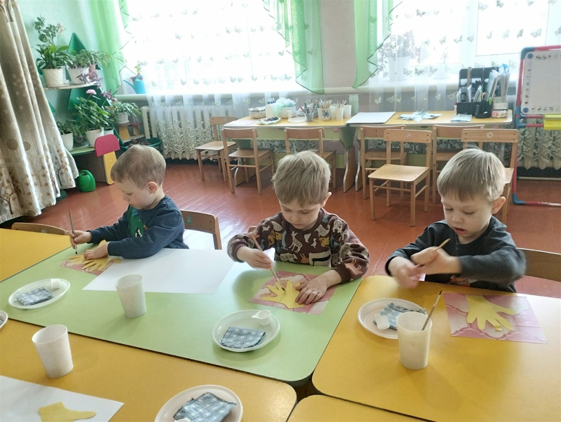 У первомайській «Ластівці» до Дня матері створили виставку портретів і записали відеопривітання