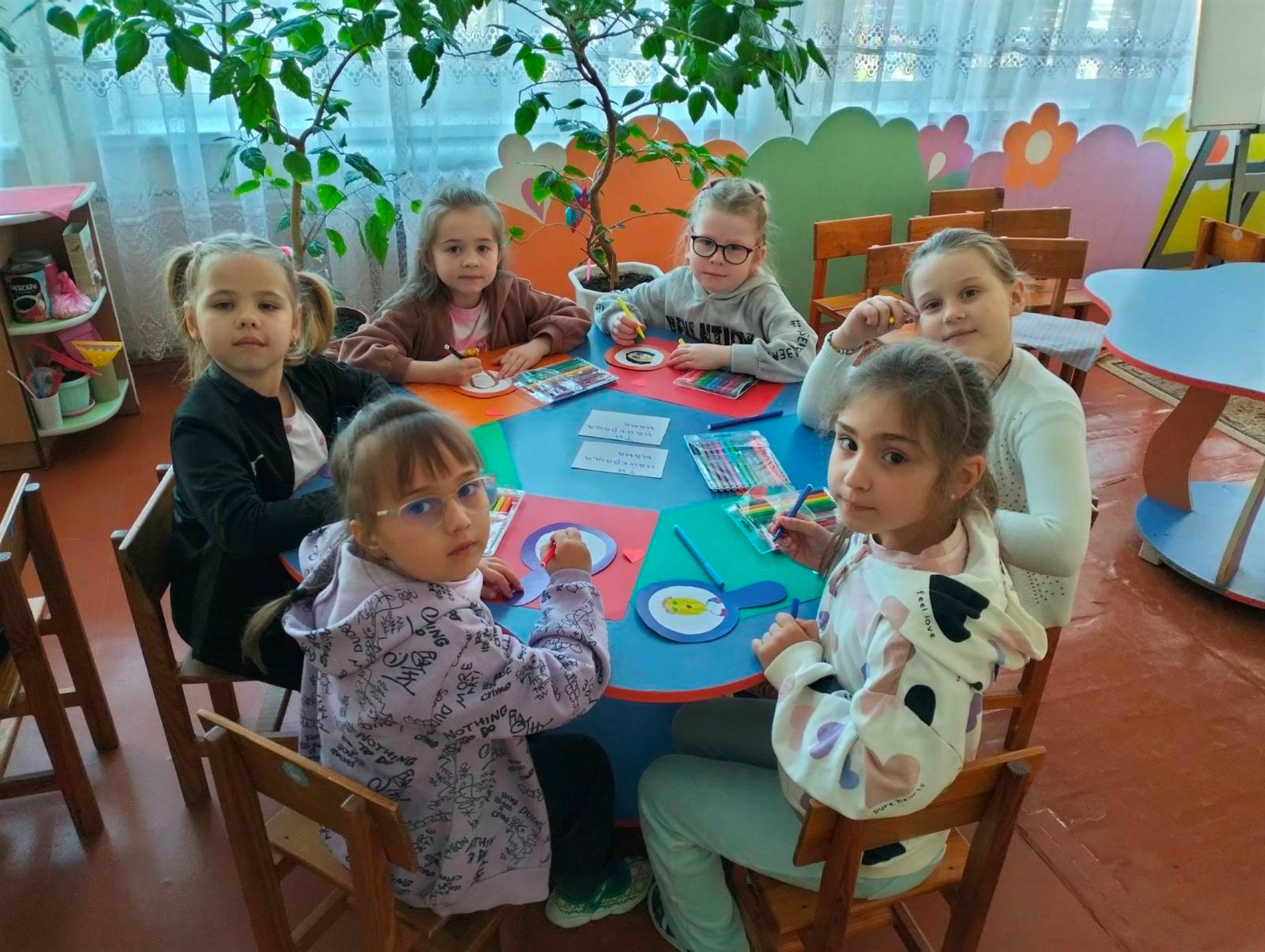 У первомайській «Ластівці» до Дня матері створили виставку портретів і записали відеопривітання