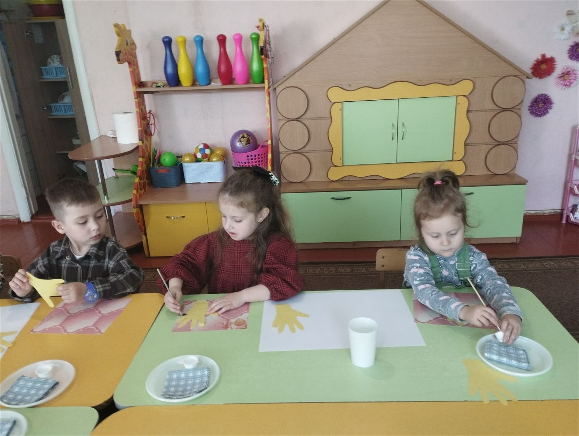 У первомайській «Ластівці» до Дня матері створили виставку портретів і записали відеопривітання