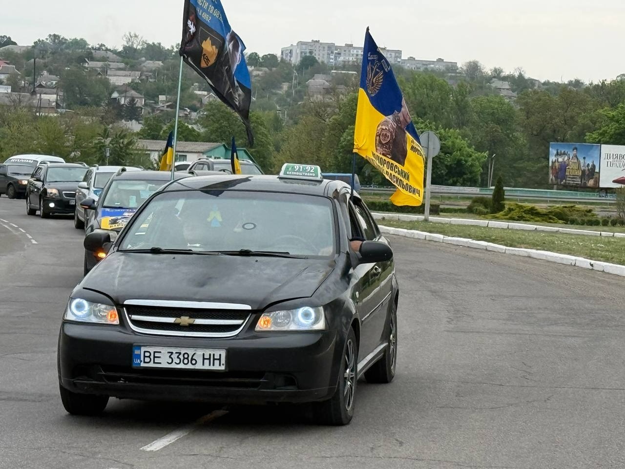 «Він обіцяв, що виживе»: у Первомайську акцію на підтримку військових доповнив автопробіг