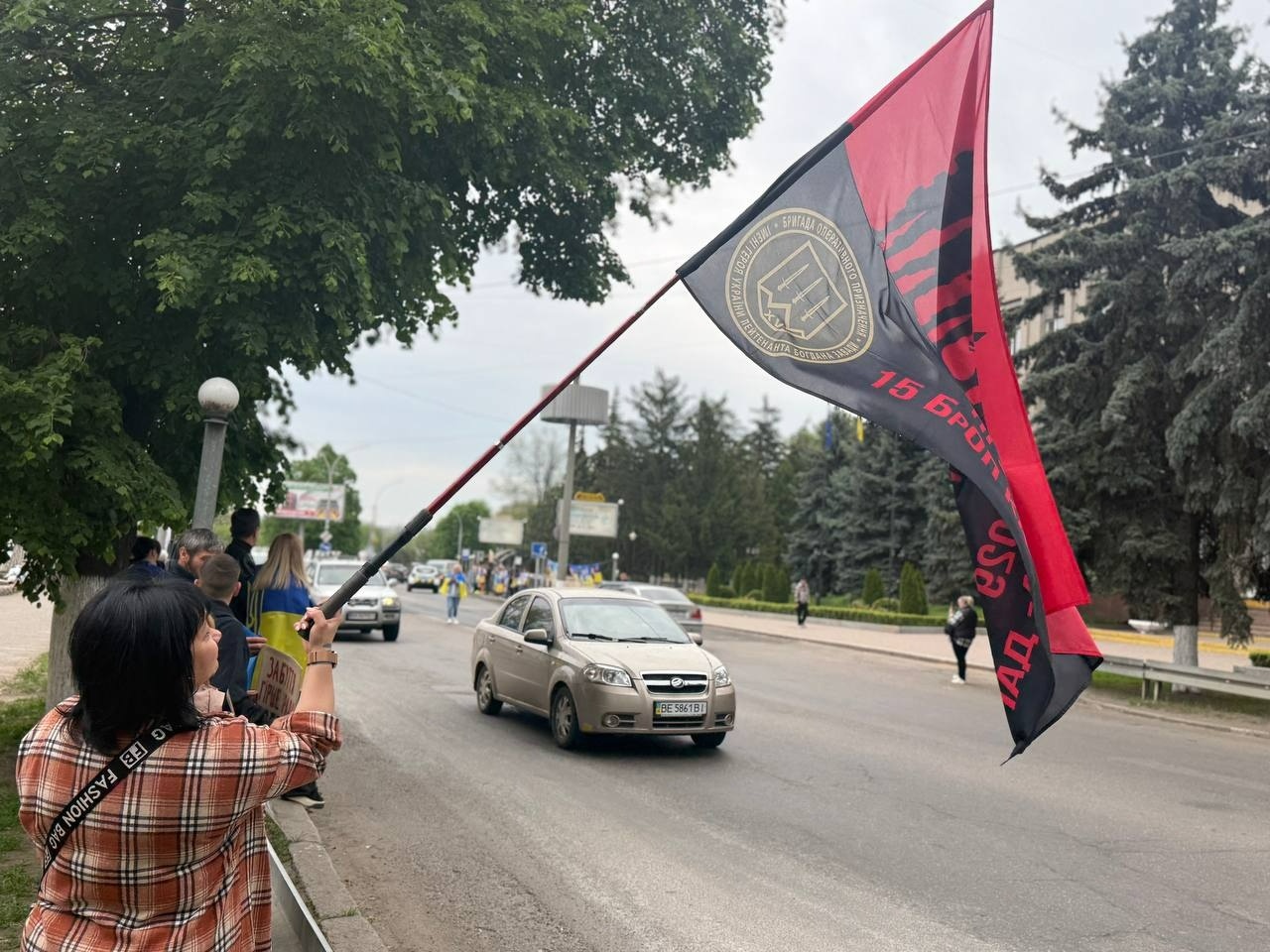 «Він обіцяв, що виживе»: у Первомайську акцію на підтримку військових доповнив автопробіг