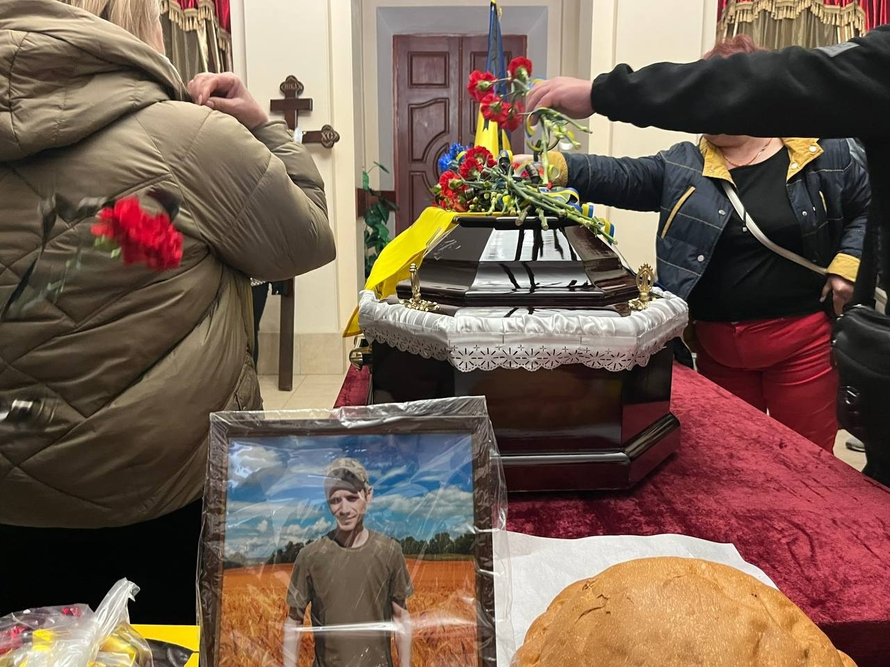 У Первомайську попрощалися із захисником України Дмитром Шевченком