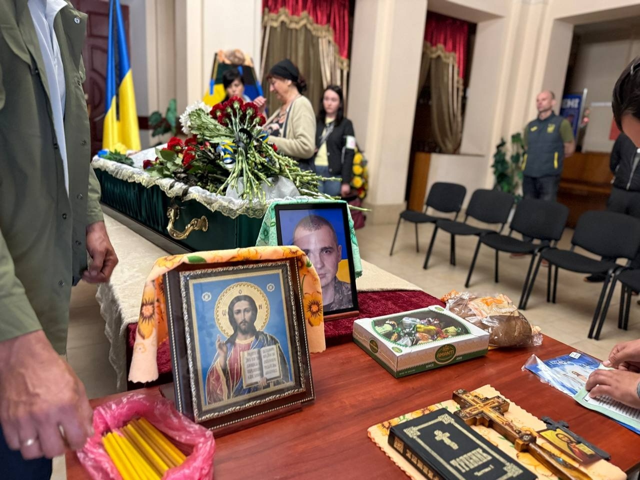 На щиті повернувся додому: Первомайськ прощається із Яном Косташенком